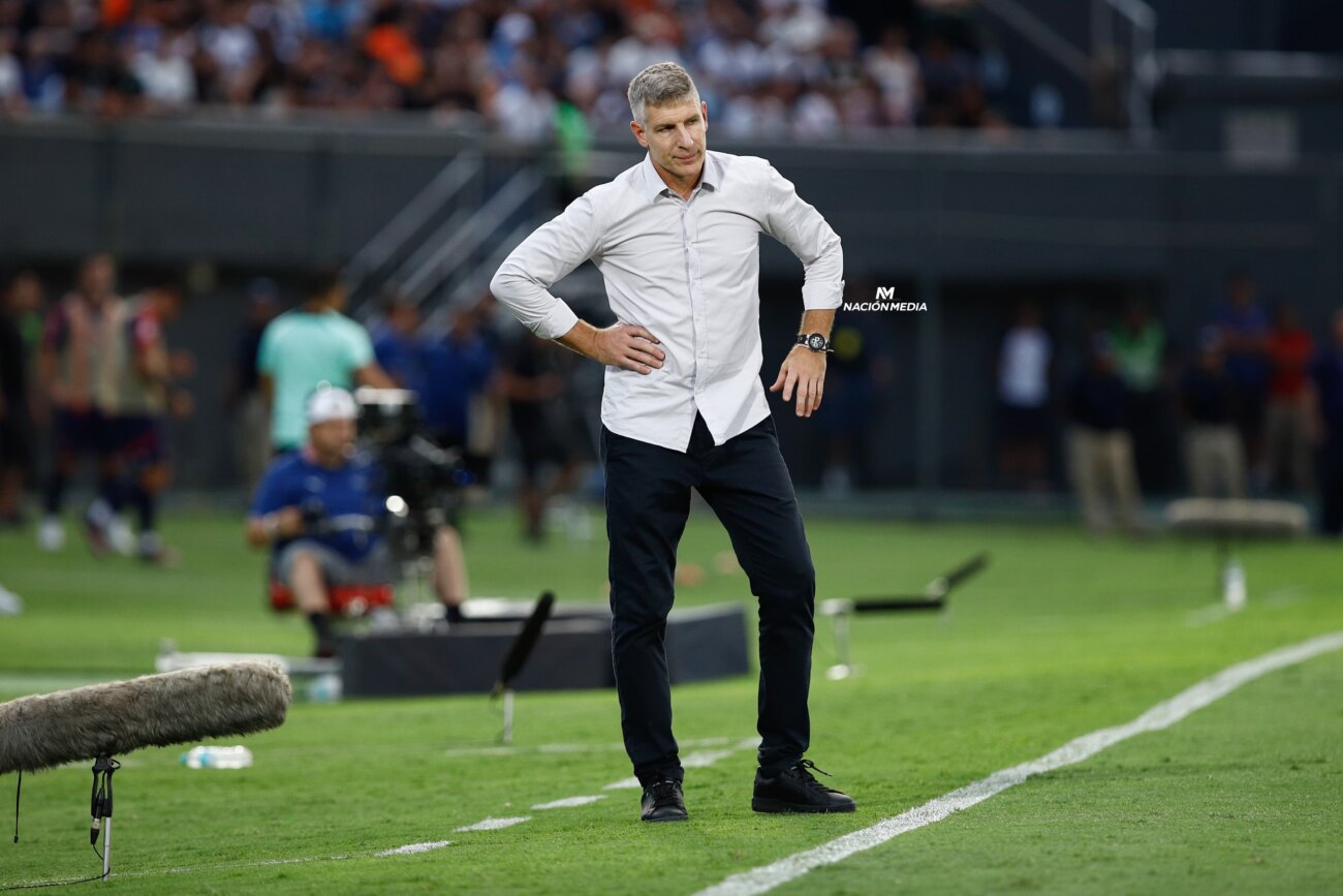 Martín Palermo extiende su racha de invictos con Olimpia en los superclásicos