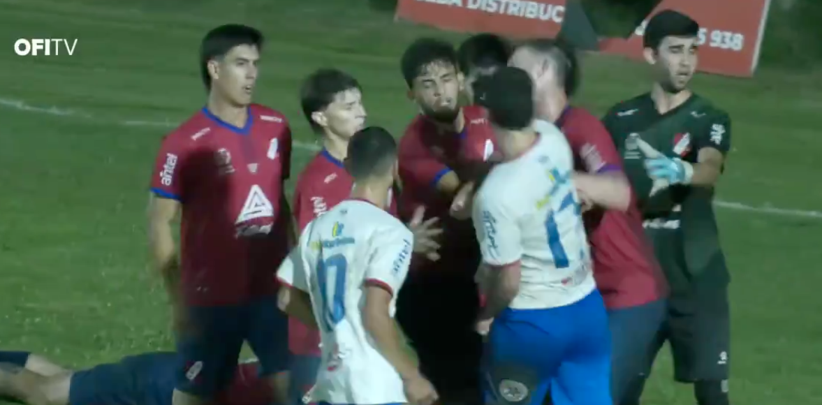 Pasó en el fútbol uruguayo: Jugador se hizo tendencia tras noquear a su rival