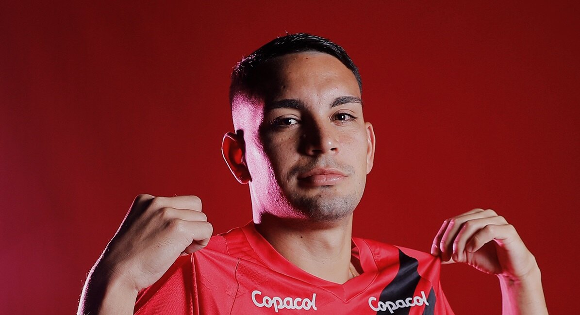 El 'Pitbull' Peralta ya posa con la camiseta de su nuevo club