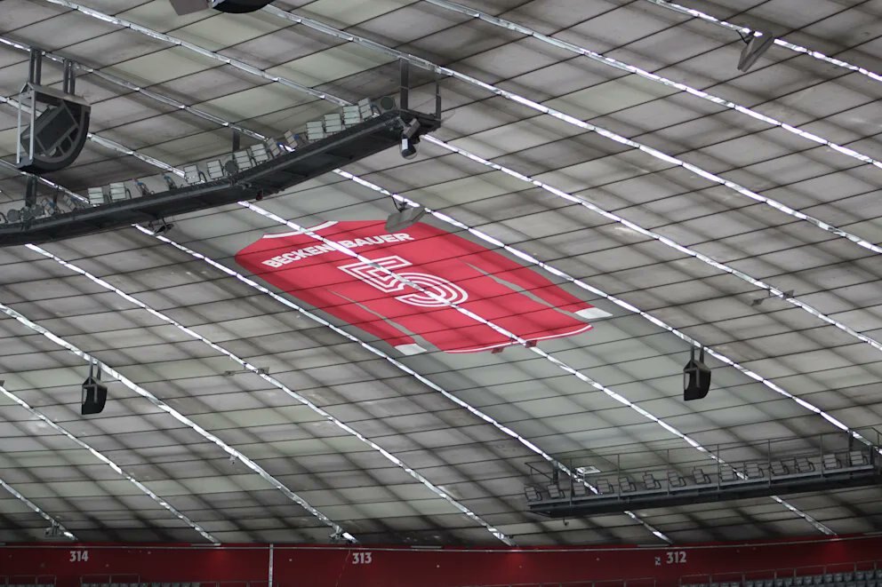 La camiseta del legendario Beckenbauer colgada en el techo del estadio del Bayern