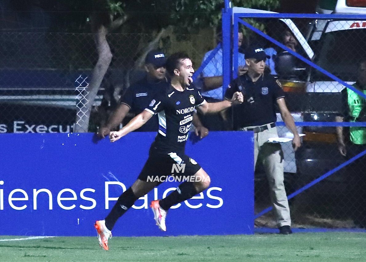 Néstor Camacho no abandona la lucha en la tabla histórica de goleadores