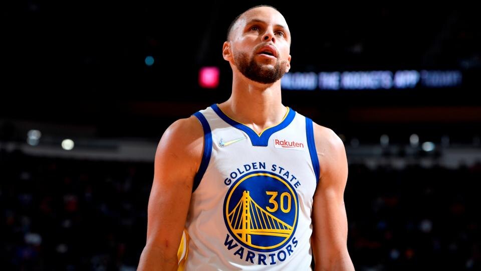 Stephen Curry llega a 4.000 triples en triunfo de Warriors sobre Kings