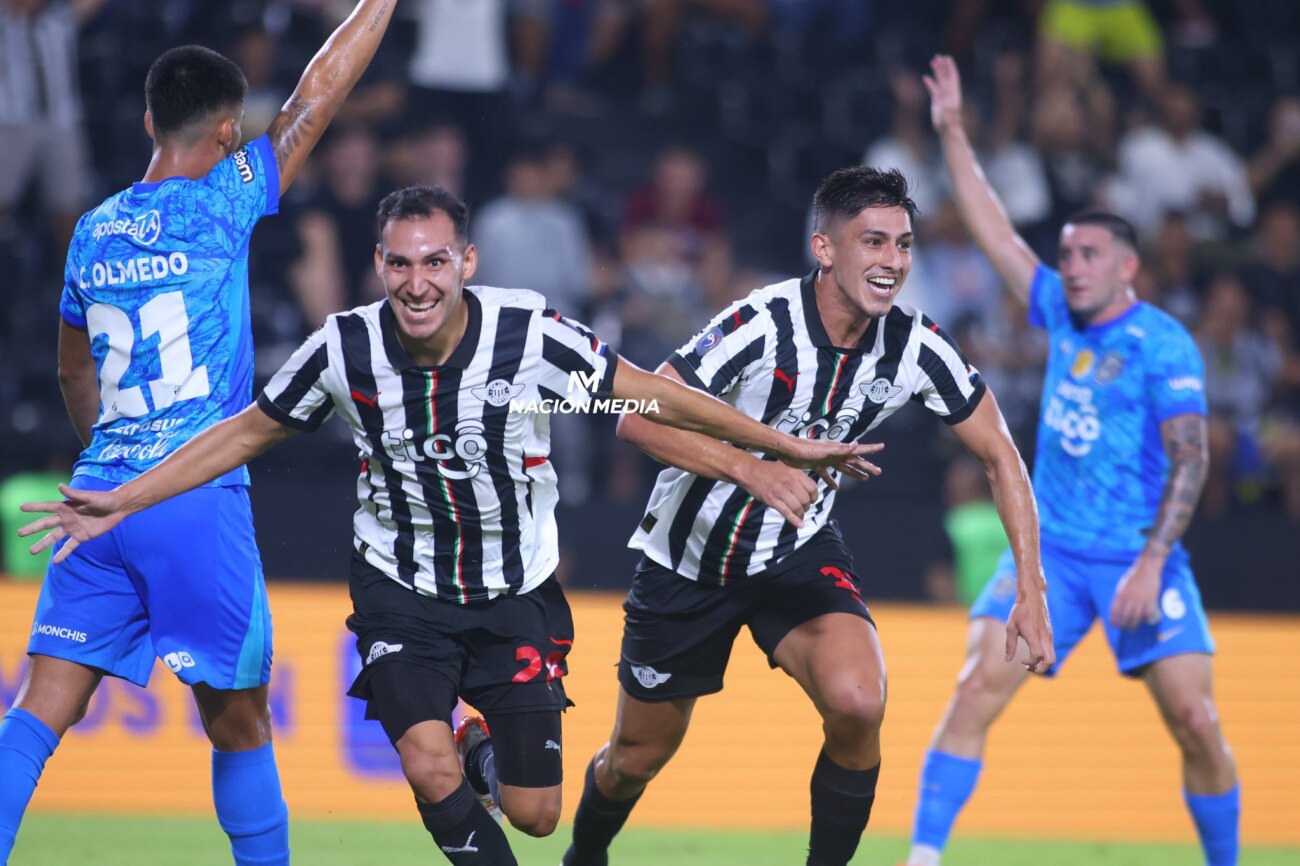 ¡Con gran remontada! Libertad castiga a Olimpia y se aleja en la carrera por el título