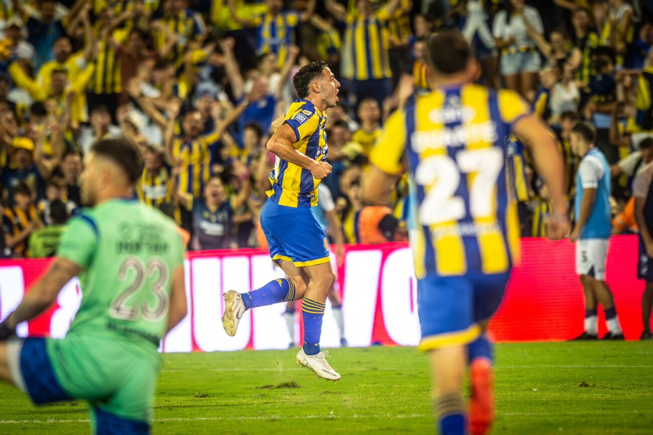 Sebastián Ferreira anota su primer gol con la camiseta de Rosario Central