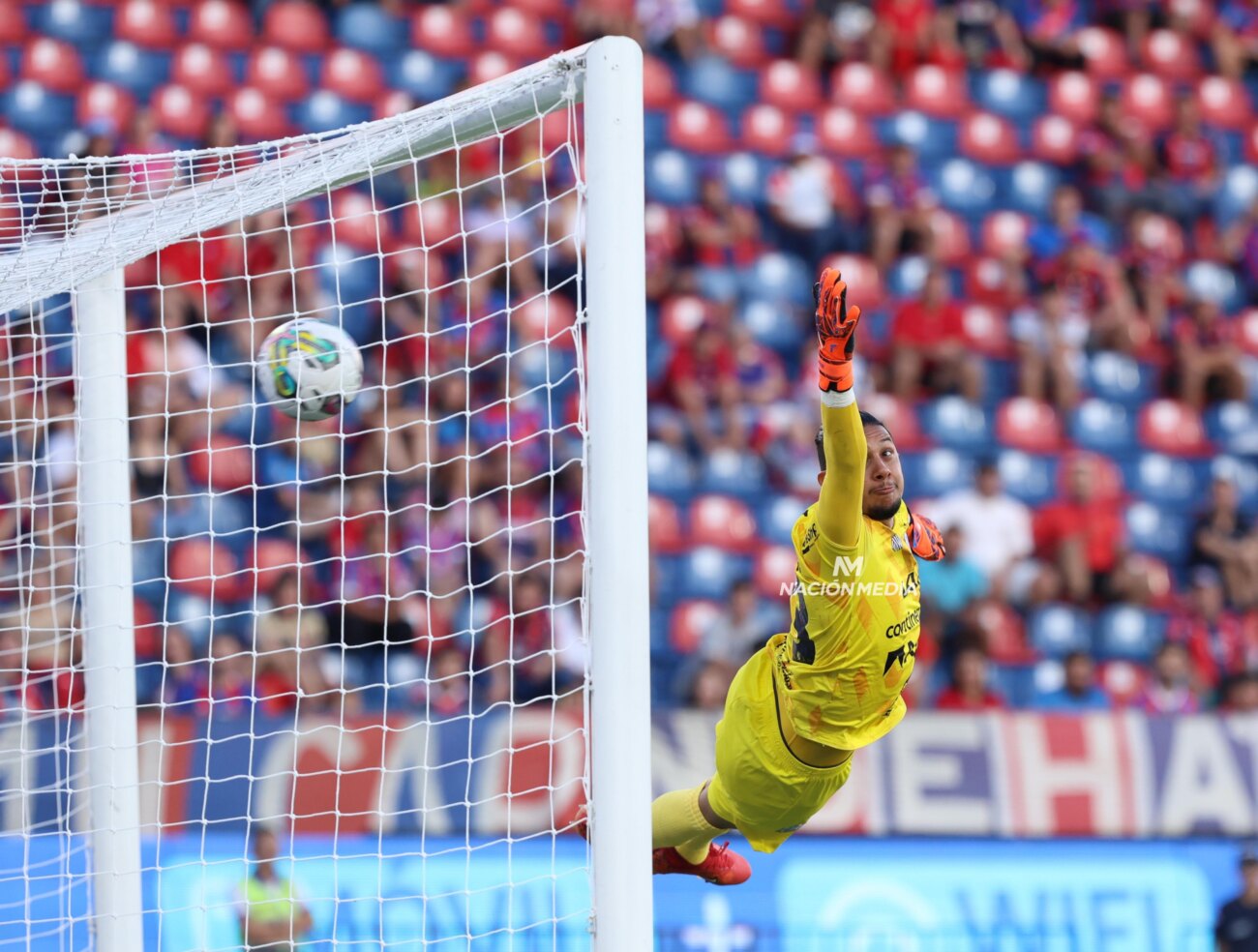 Pachi Carrizo hace vibrar la Nueva Olla con un golazo