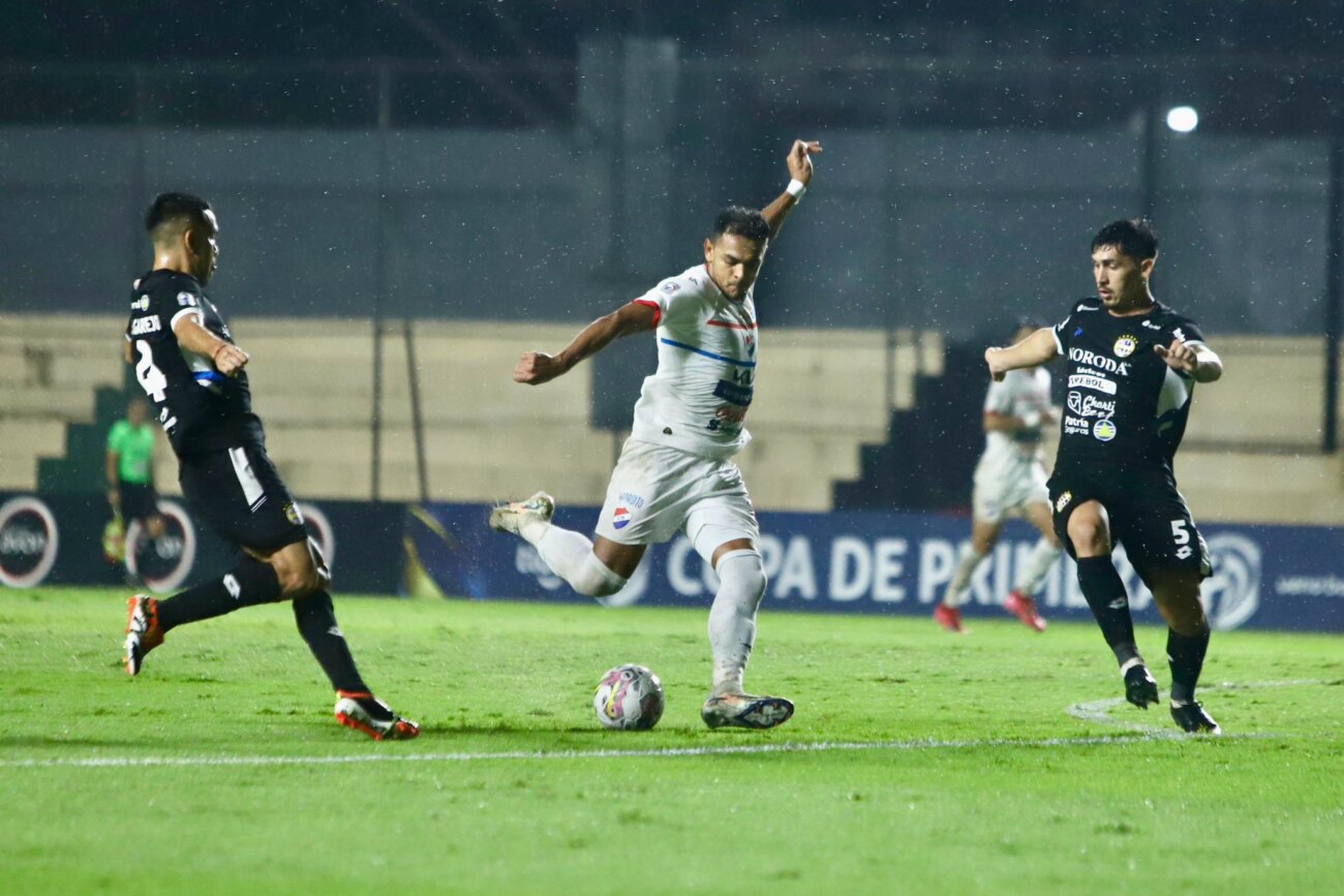 Trinidense frustra a Nacional con un golazo de Ronaldo Báez