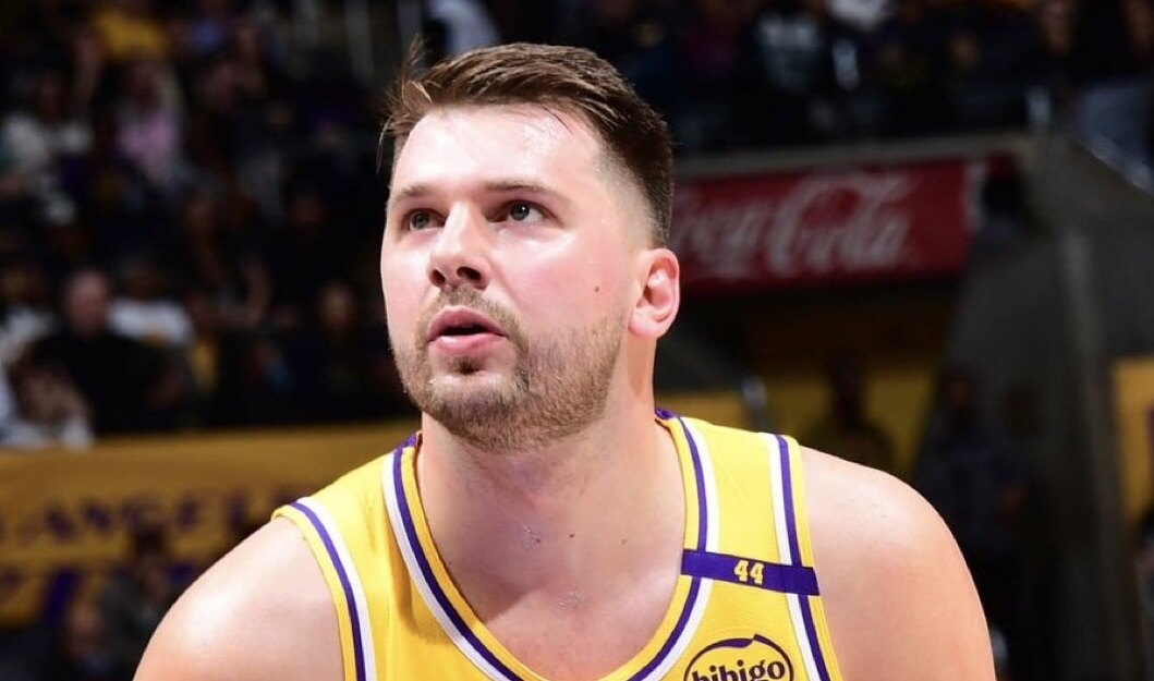 Lakers ganan duelo clave con un Doncic estelar