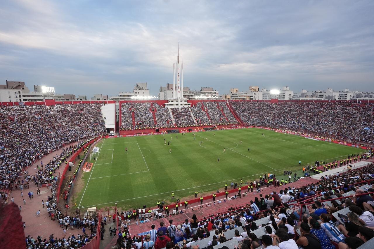 Una multitud disfruta amistoso benéfico de Argentina, previo al duelo ante Brasil