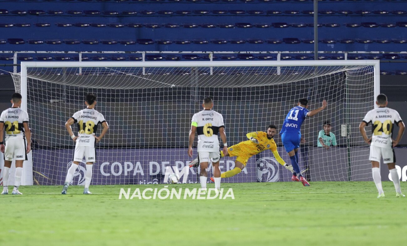 Olimpia recibe otro duro golpazo ante Nacional y lo celebra Libertad