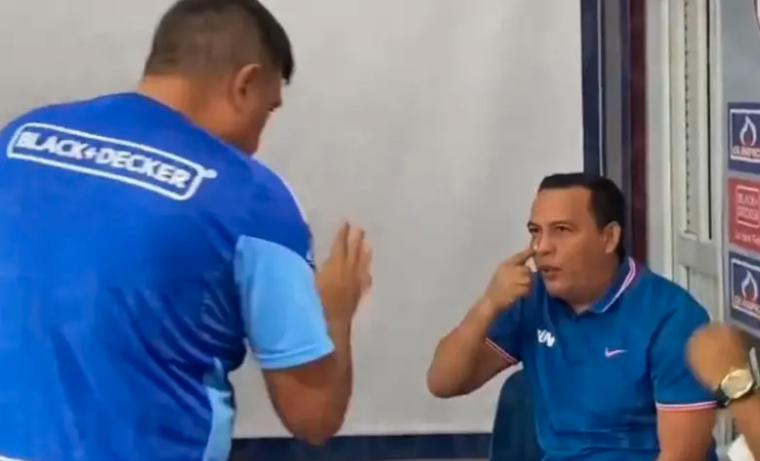 ¡Perdió la calma! César Farías enfrentó a un periodista en Colombia