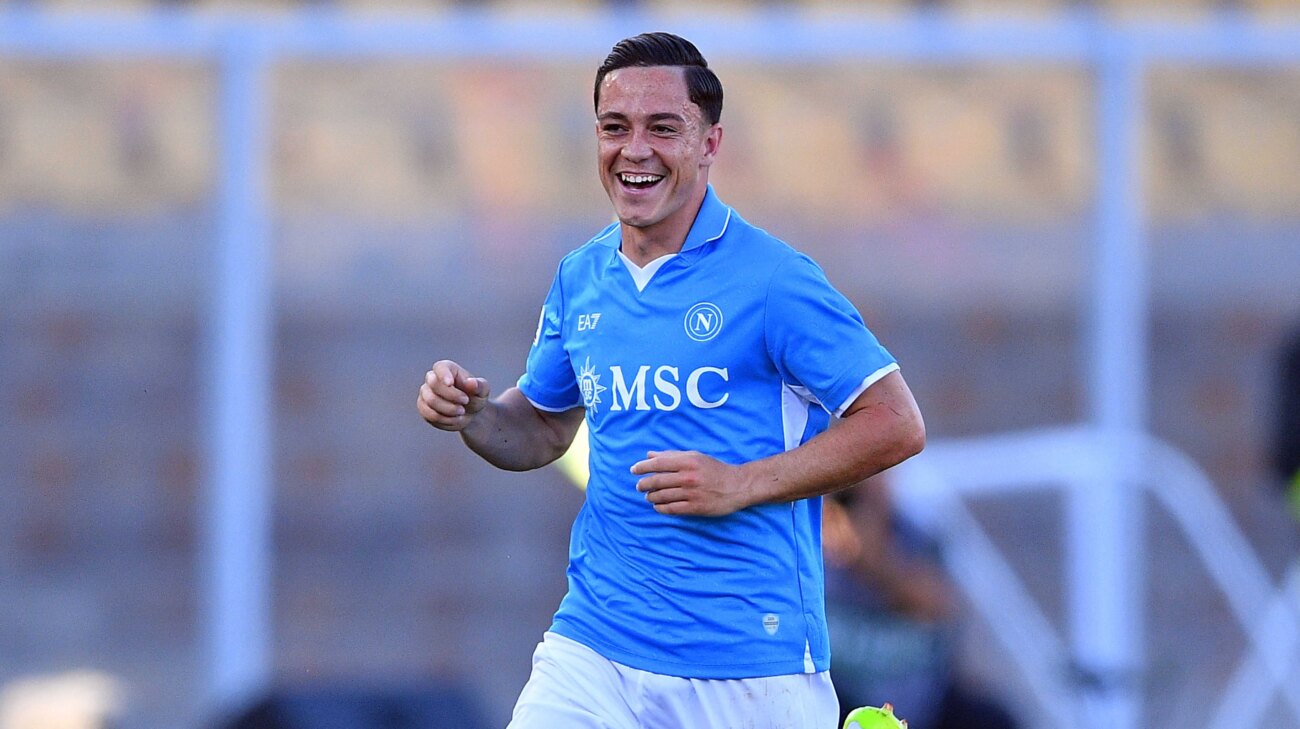 Napoli supera al Lecce y se afianza en la cima de la Serie A