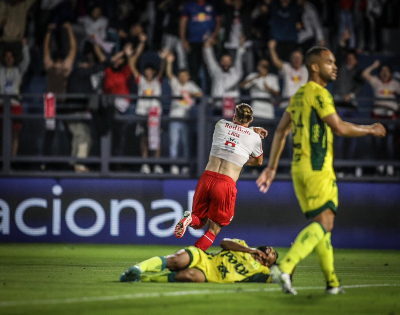 Un golazo de Isidro Pitta mantiene líder a Bragantino en el Brasileirão