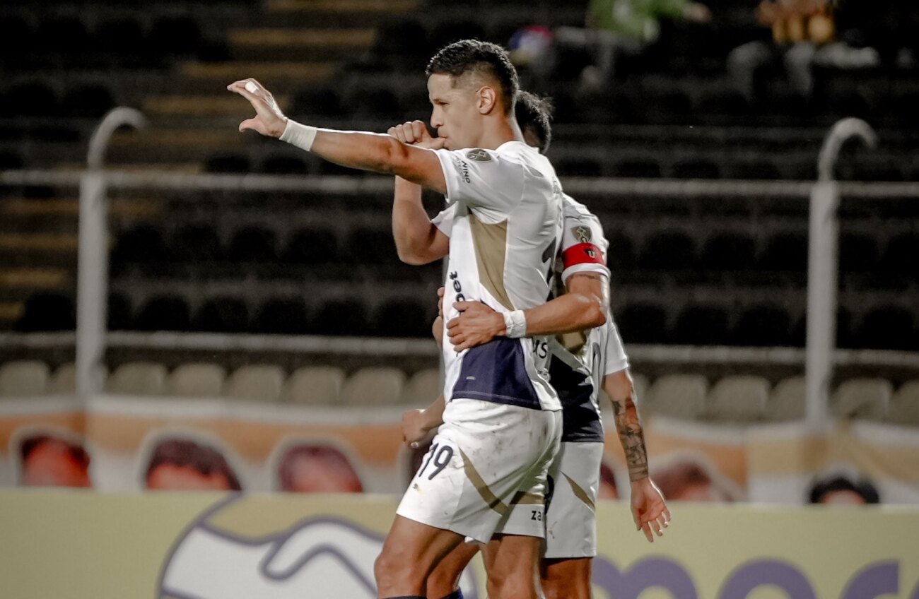 Un doblete de Alex Arce le da la victoria y el liderado a LDU en la Libertadores