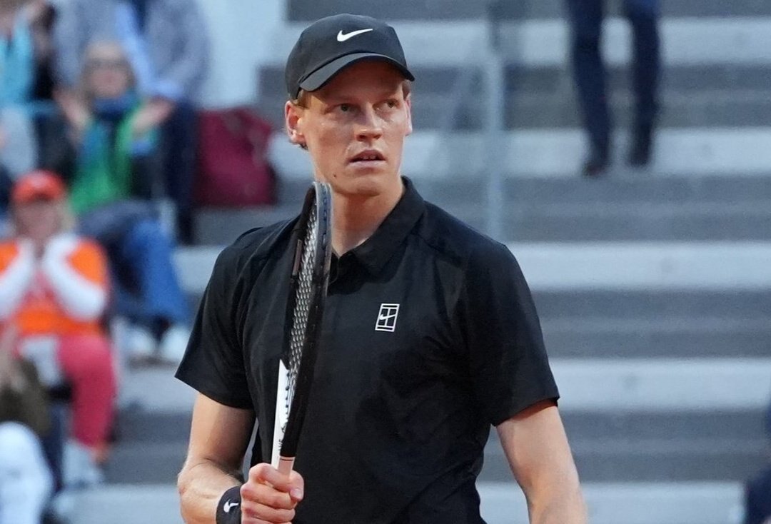 Regreso triunfal para Jannik Sinner tras sanción por dopaje