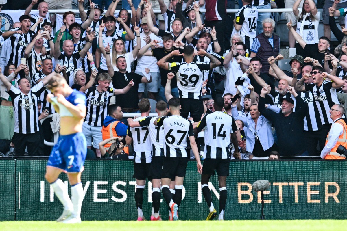 Newcastle alcanza podio de Premier League tras vencer al Chelsea