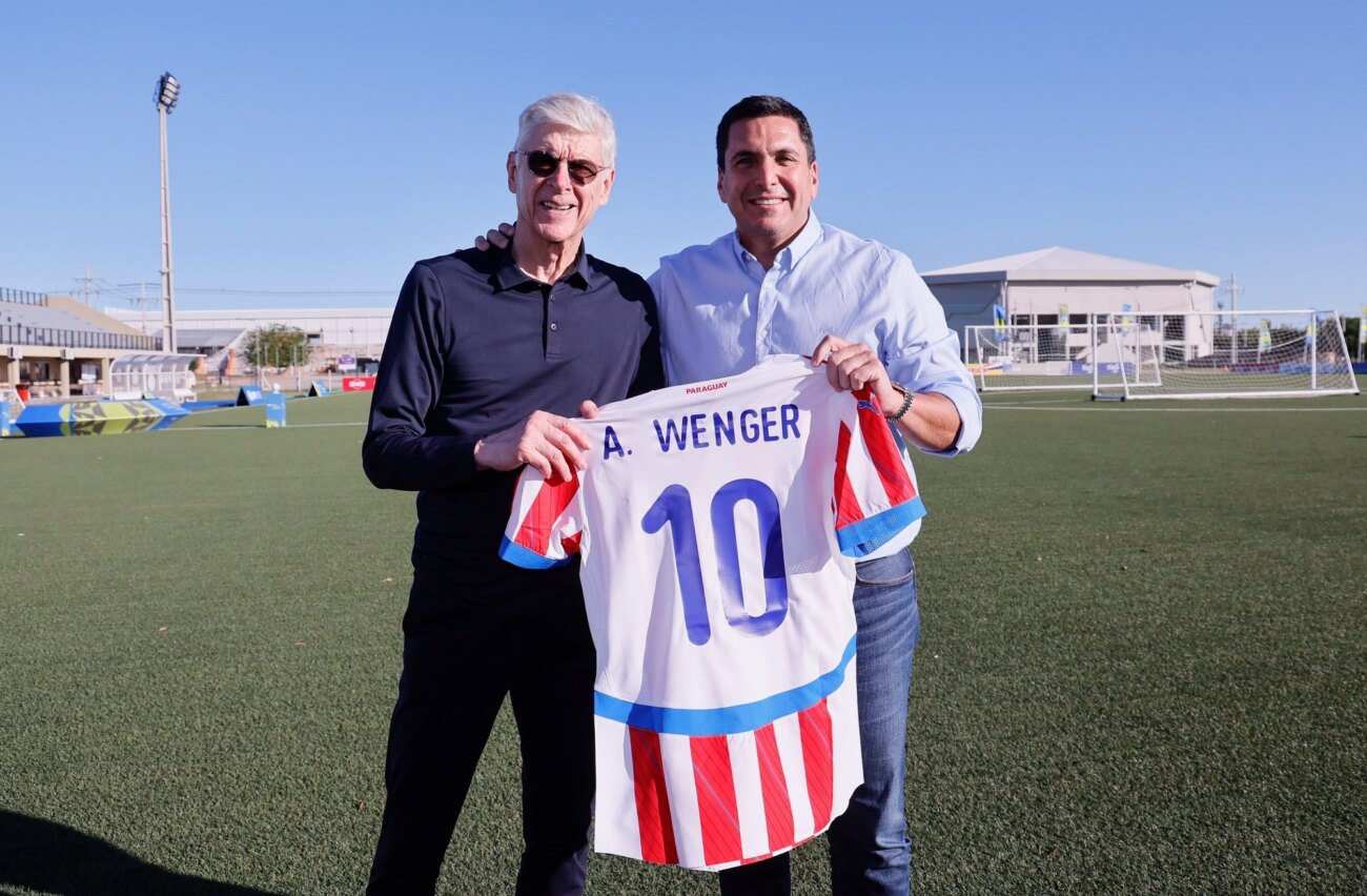 APF presenta su progreso ante un técnico multicampeón de la Premier League