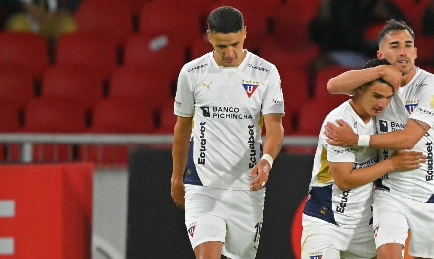 Álex Arce prende la alarma en campamento albirrojo