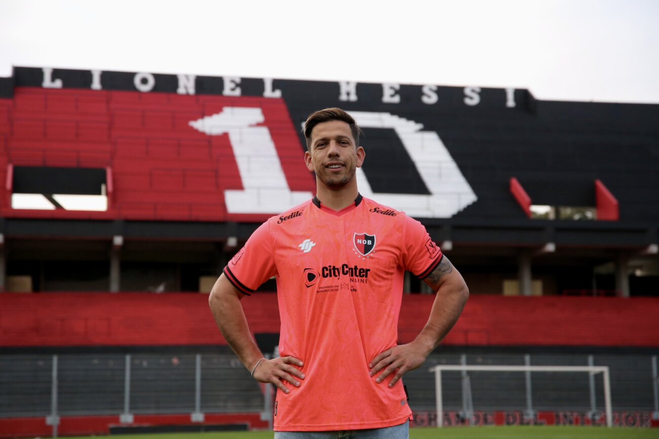 Newell's da una bienvenida con lujo de detalles a Juan Espínola