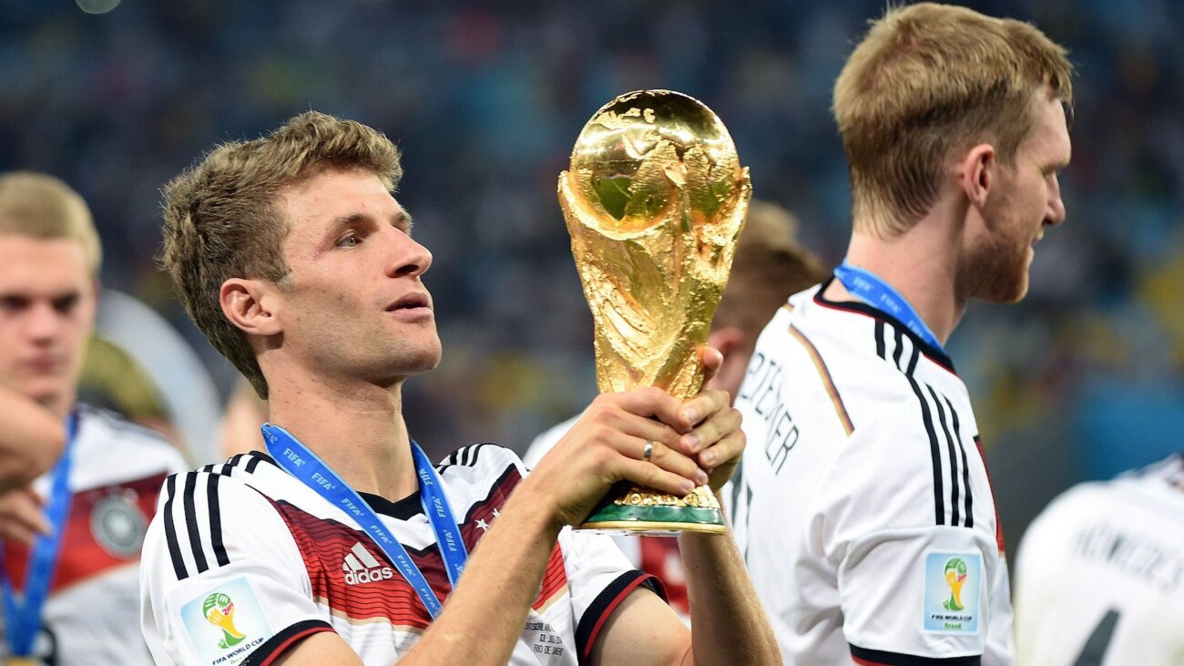 Thomas Muller con la Copa del Mundo en Brasil 2014.