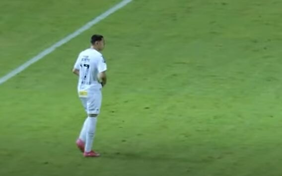 Gustavo Caballero tuvo un accidentado debut en el Santos