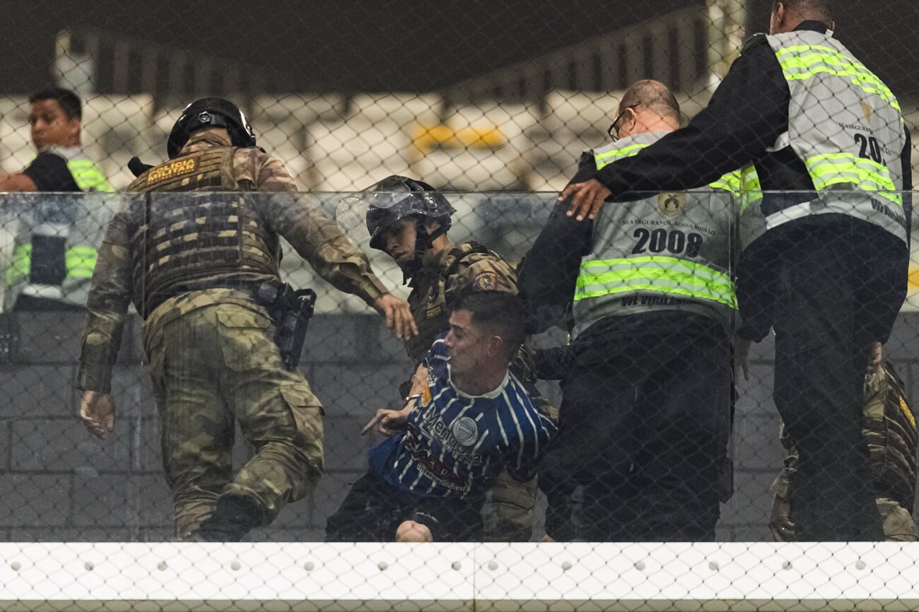 Policía brasileña, otra vez protagonista de brutal represión a hinchas extranjeros