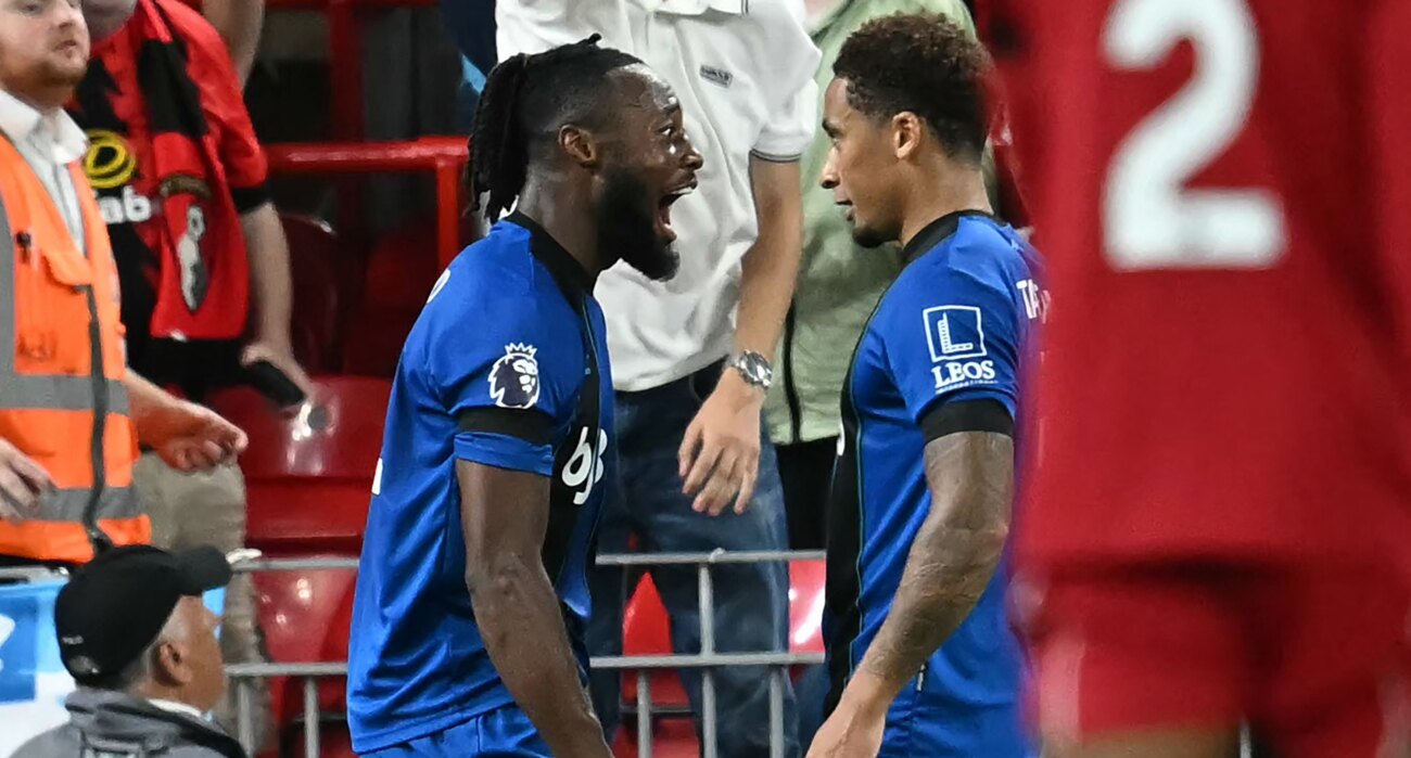 Insultos racistas nublan el triunfo del Liverpool en el arranque de la Premier