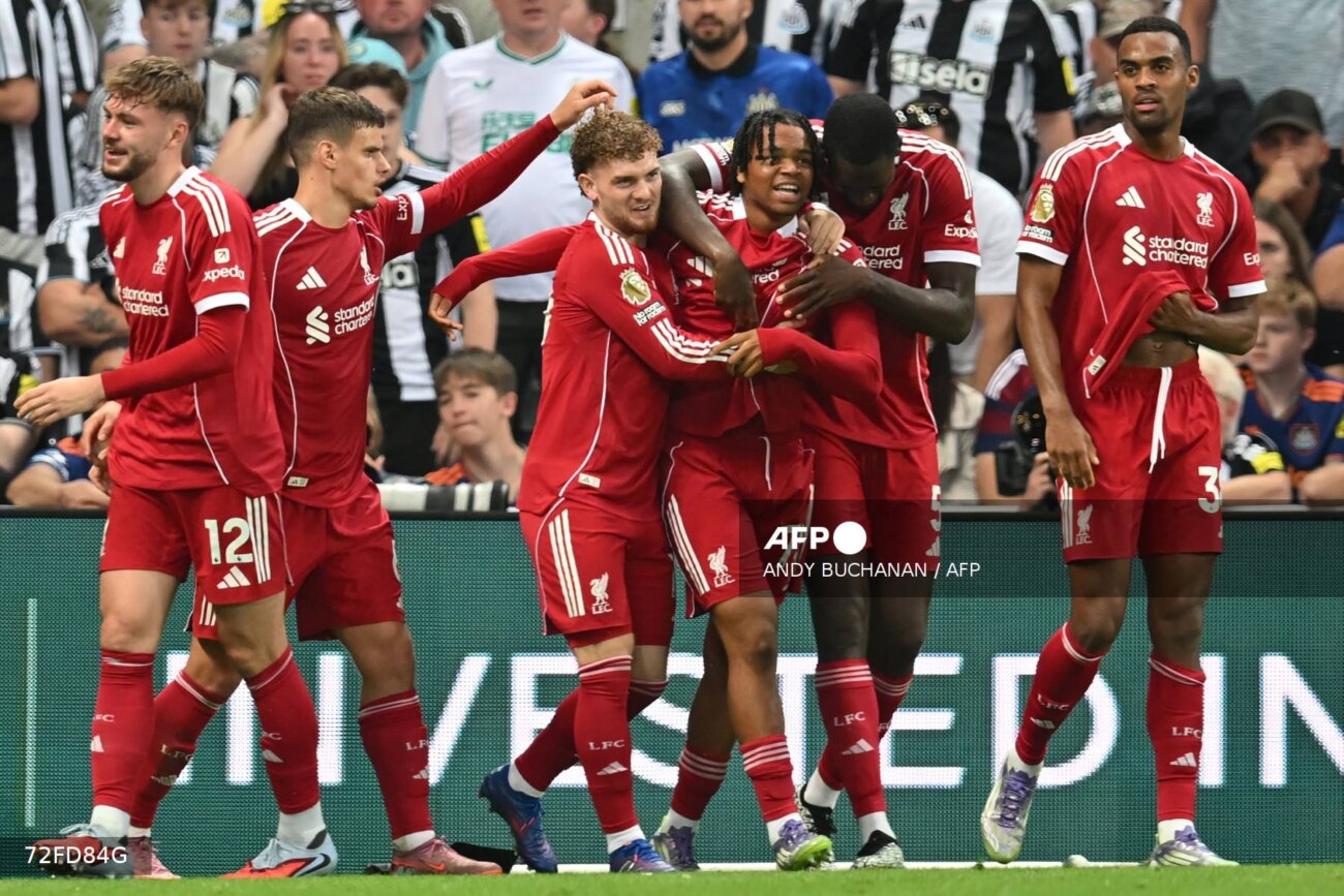 Liverpool gana 'in extremis' a un Newcastle con un hombre menos