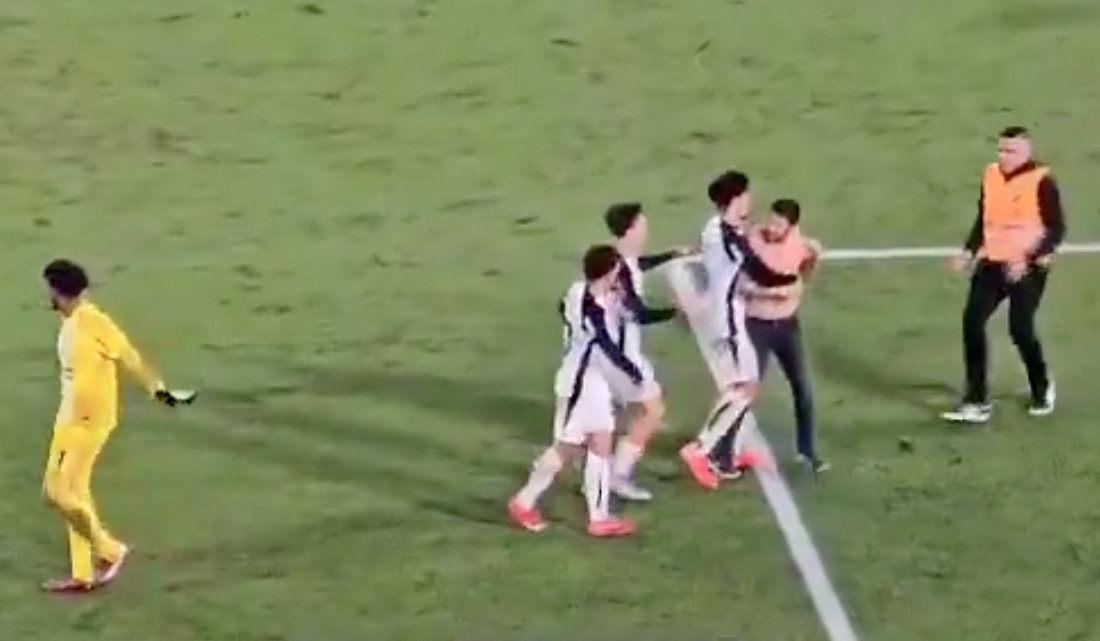 Compañero de Ángel Romero fue agredido por un hincha en pleno campo de juego