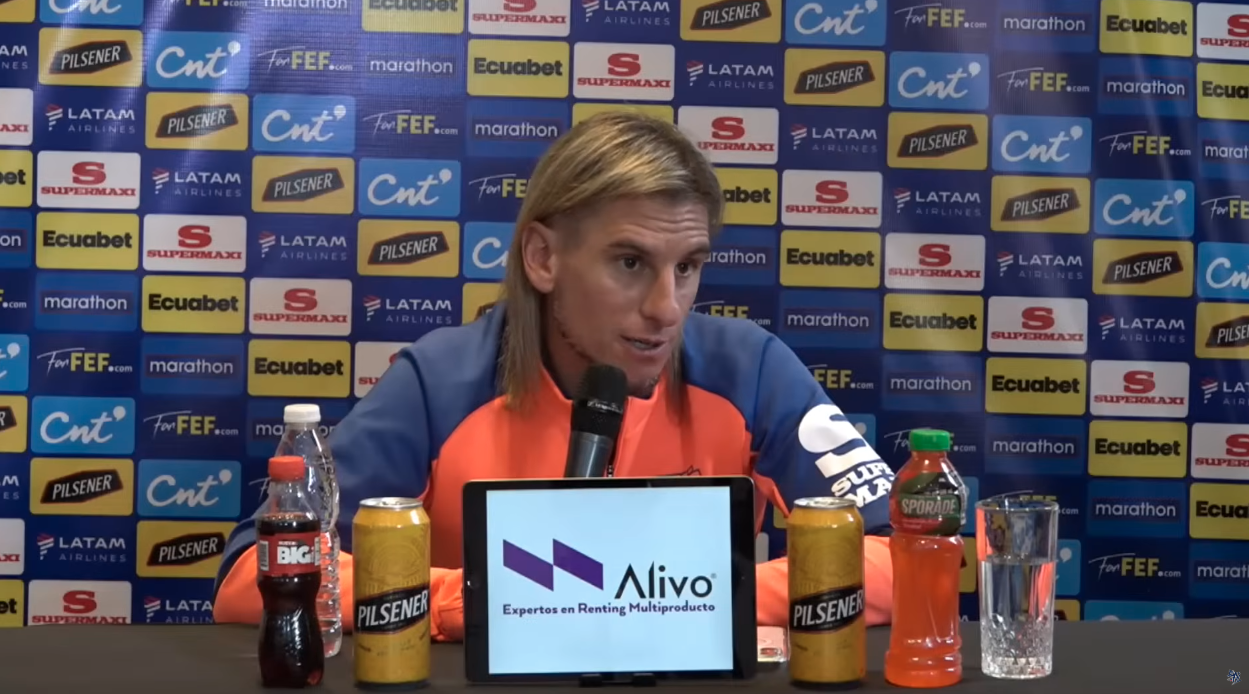 El DT de Ecuador se rinde ante Paraguay y enumera las cualidades de la Albirroja