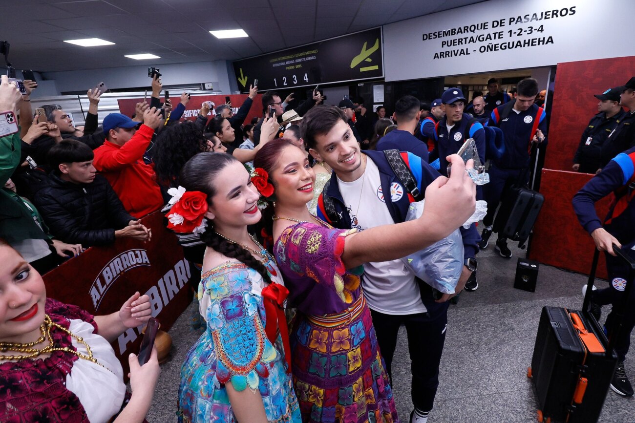La Albirroja volvió al país tras la histórica victoria en Lima