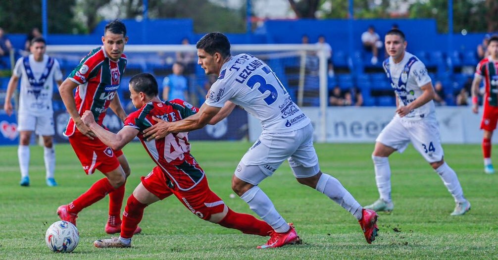 Ameliano sonríe a costas del muy golpeado Tembetary