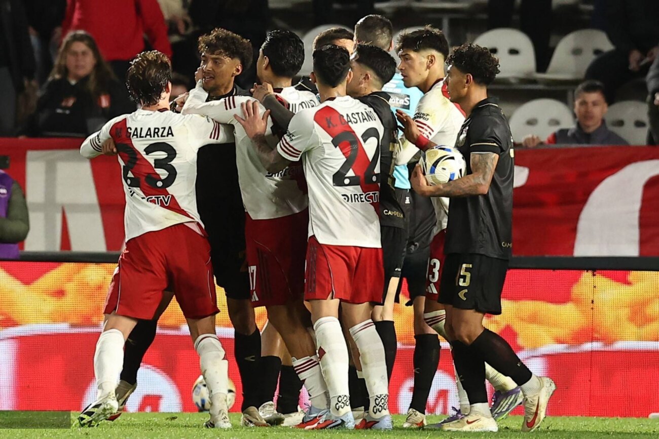 Duelo de paraguayos: River Plate vence a Estudiantes y regresa a la punta