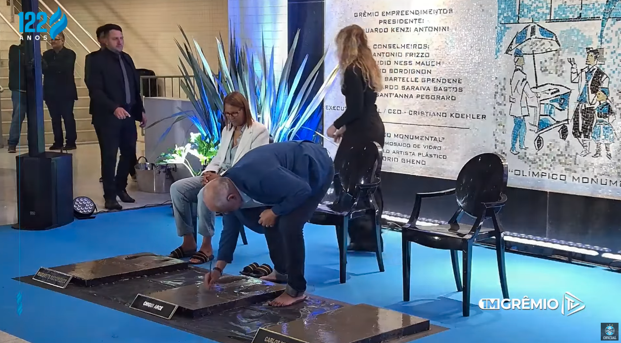 ¡Leyenda! Francisco Arce eterniza su huella en la Calçada da Fama de Gremio