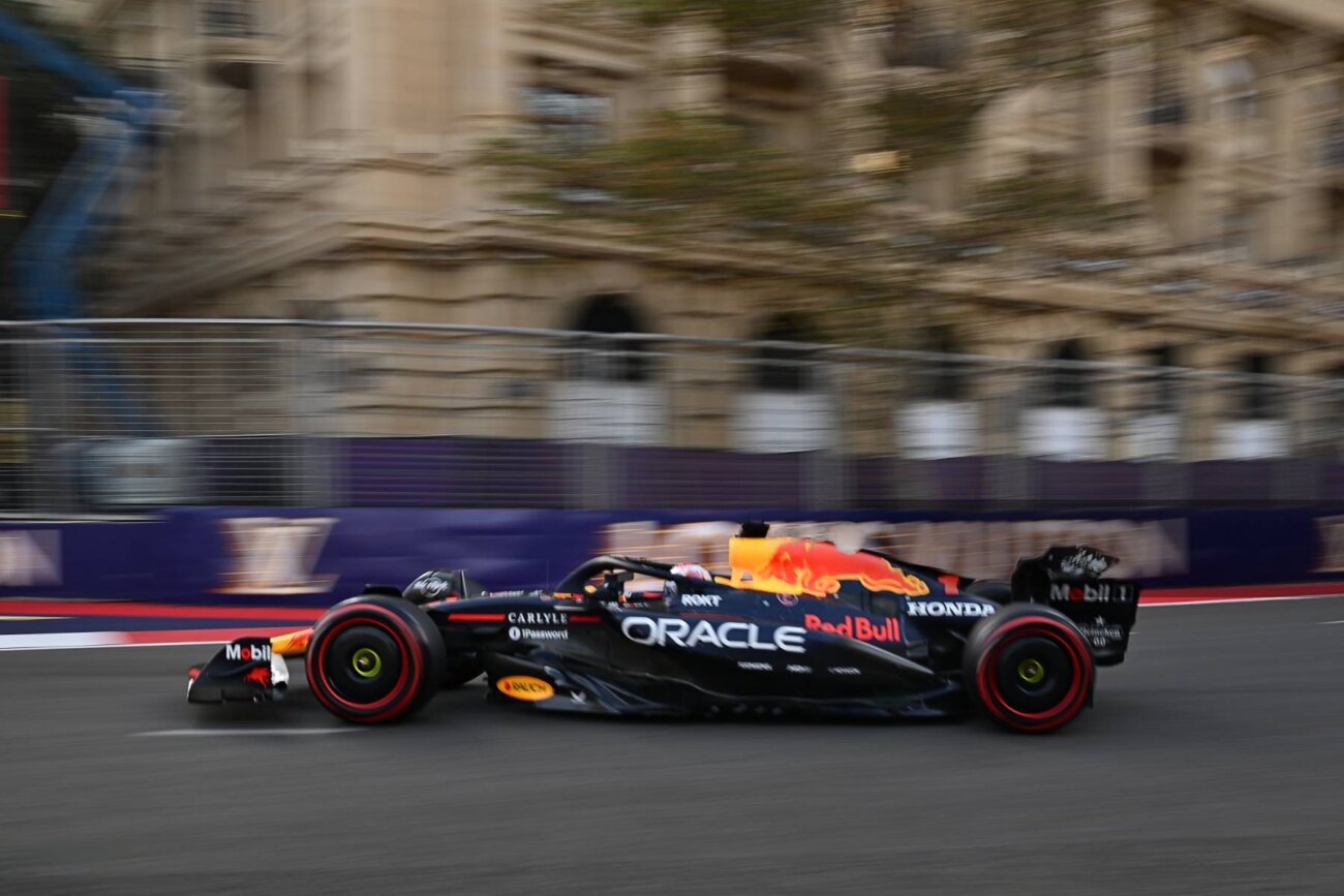 Verstappen reina en el caos y logra la pole en Azerbaiyán, Sainz segundo