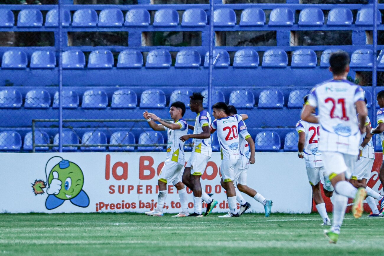 Los tres equipos que luchan por el ascenso empatan pero Capiatá sale favorecido