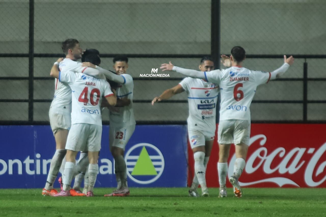 Nacional castiga a Libertad y se mete de lleno en la discusión