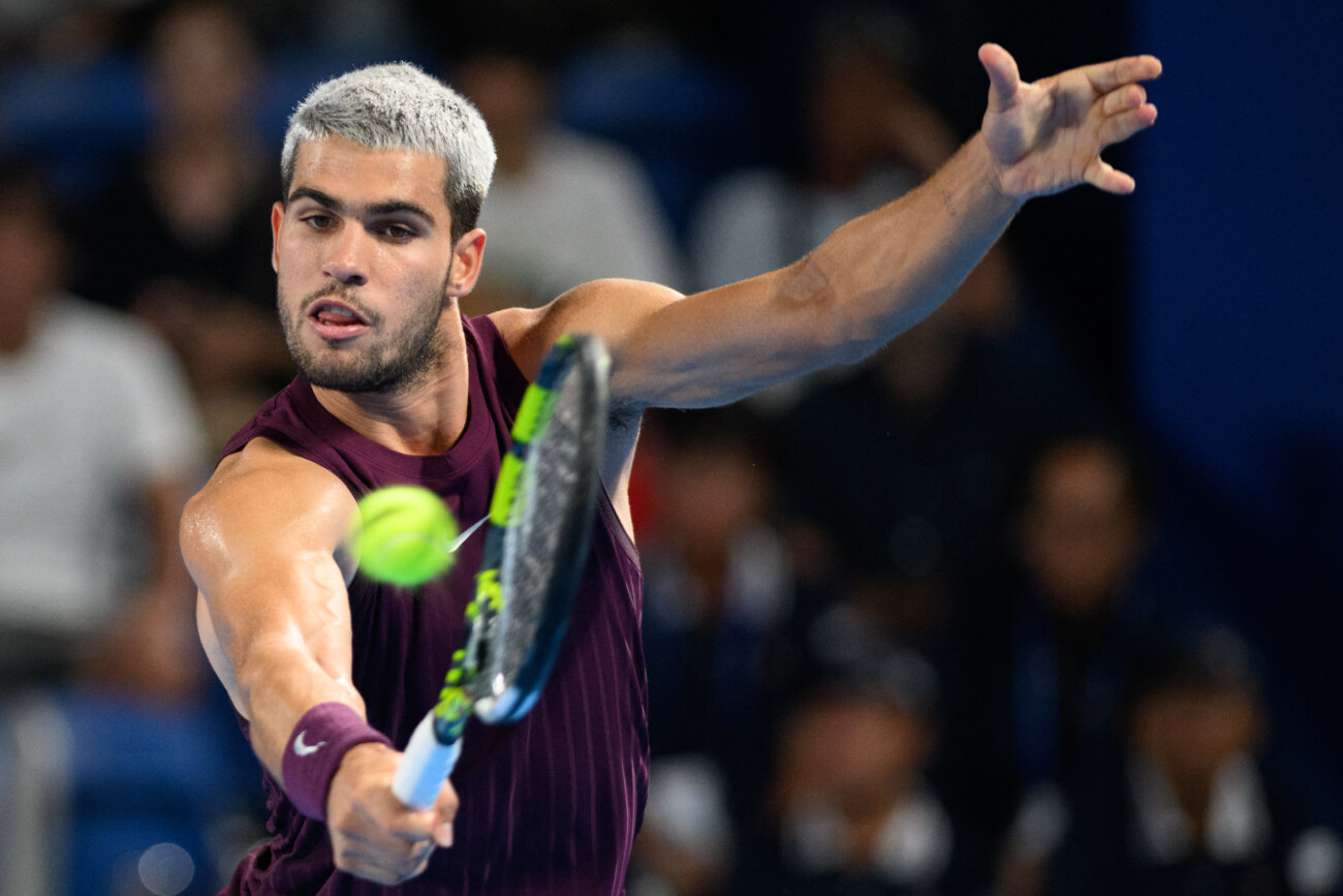 Alcaraz, sin problemas en su tobillo, sigue adelante en Tokio