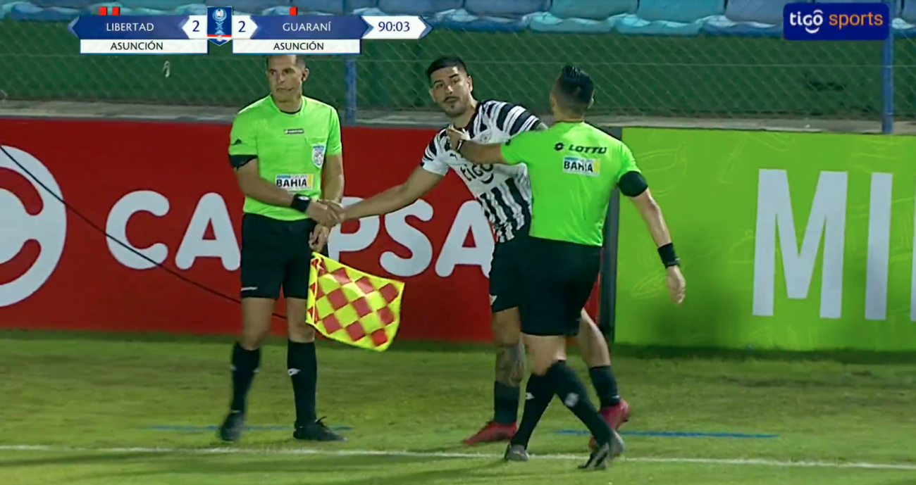 Justo antes de saltar al campo: La insólita expulsión del "Pollo" Recalde