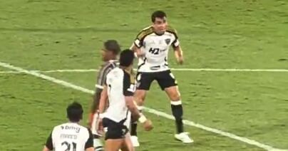 El picante cruce de Junior Alonso con Hulk