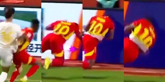 Un futbolista se rompe el cuello tras chocar contra valla publicitaria