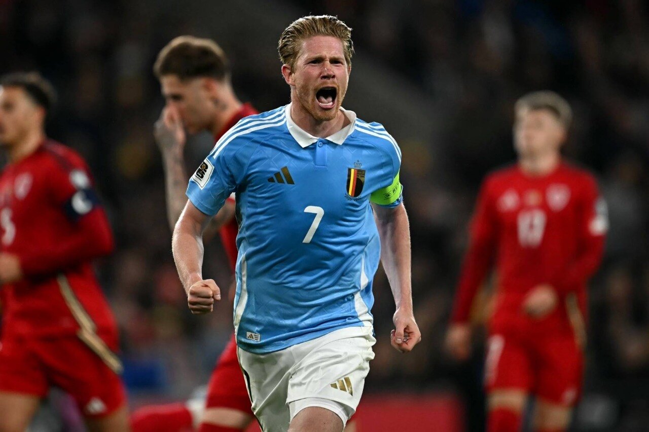 Con un doblete de penal, De Bruyne saca de un lío a Bélgica en Gales