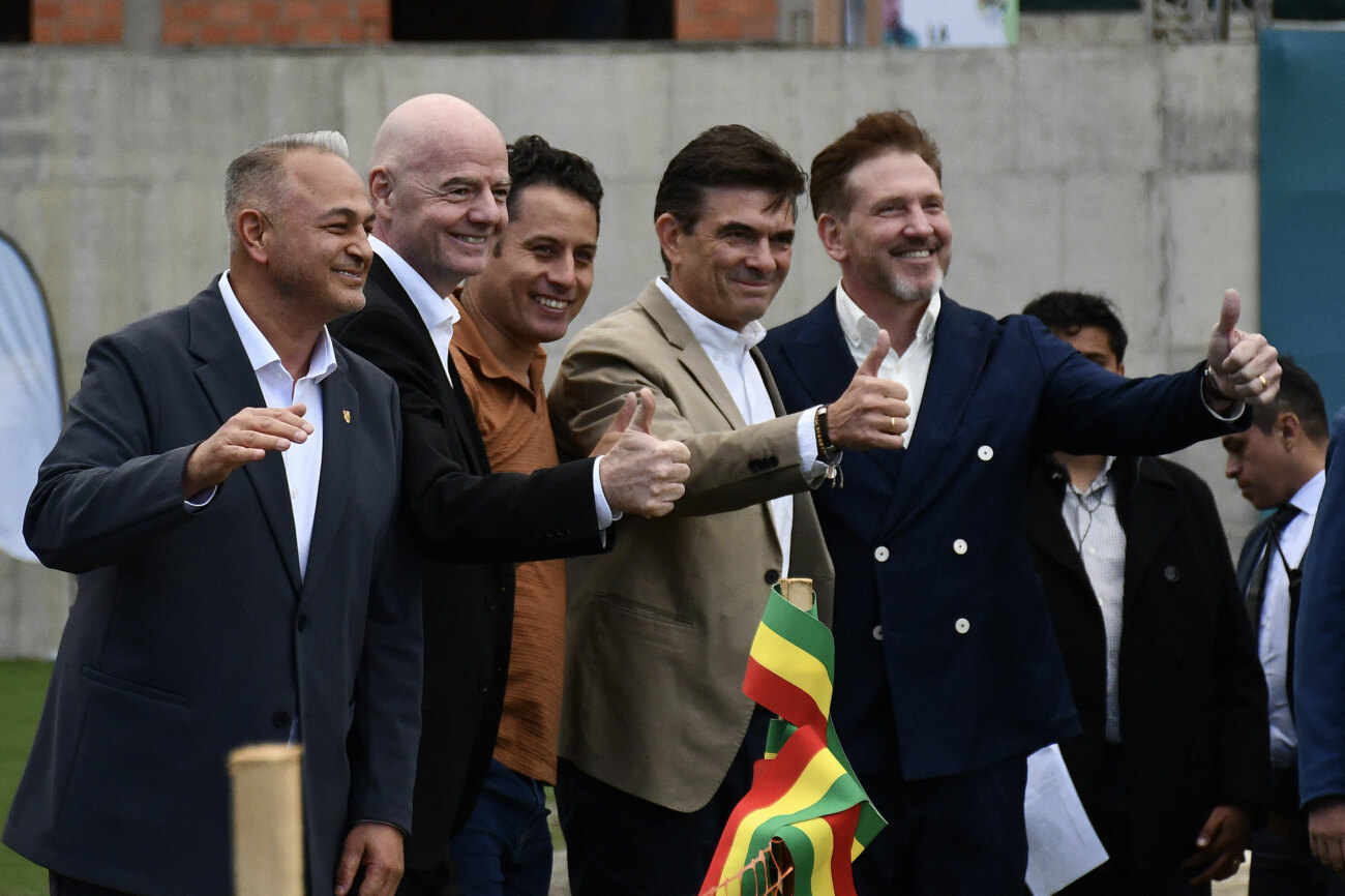 Infantino se compromete con Bolivia a darle la sede de "un Mundial"