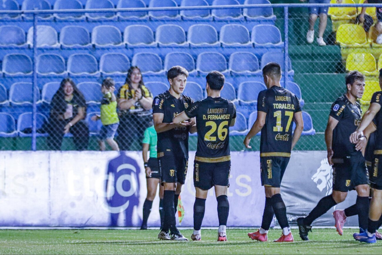 Guaraní no falla y sigue firme en su búsqueda de la "doble corona"