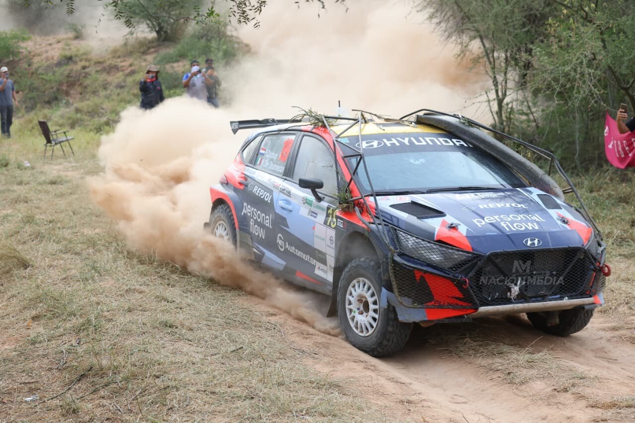 Enojadísimo, "Fau" denuncia presencia de camioneta a contra carrera en tramo: "Un burro de m…"