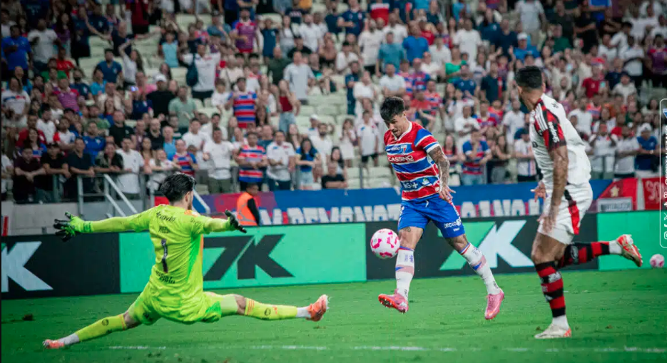 Fortaleza, con Bareiro en cancha, da el golpe y tumba al puntero Flamengo