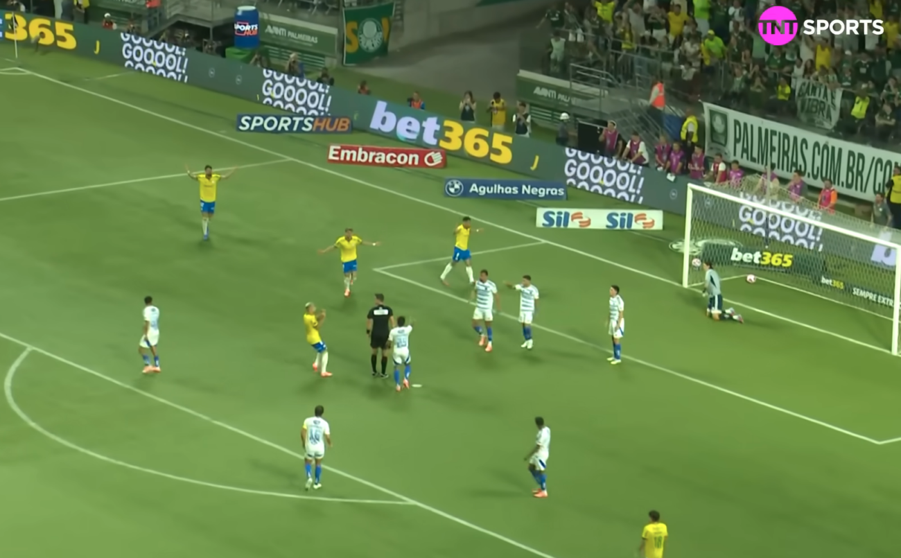 Feroz polémica por gol anulado a Ramón Sosa en Brasil