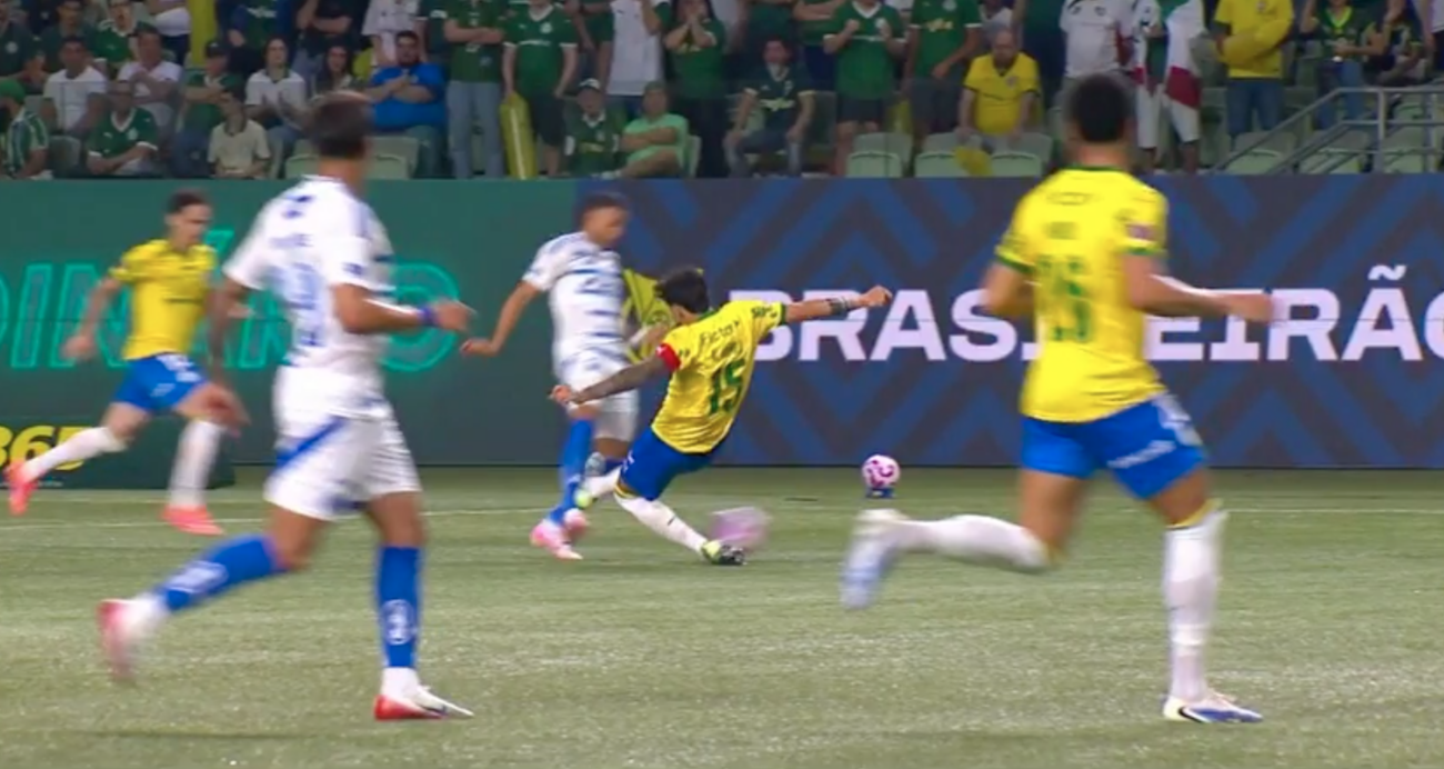 ¡Se salvó de la roja! La temeraria entrada de Gustavo Gómez en el Brasileirao
