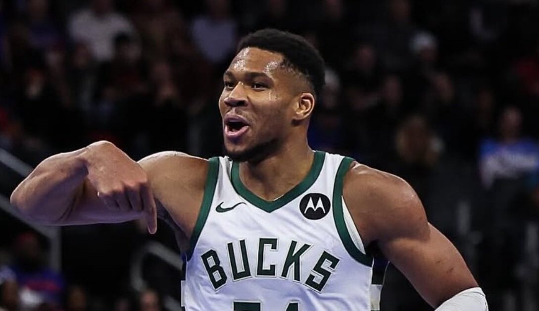 Antetokounmpo se da un festín ante los Knicks