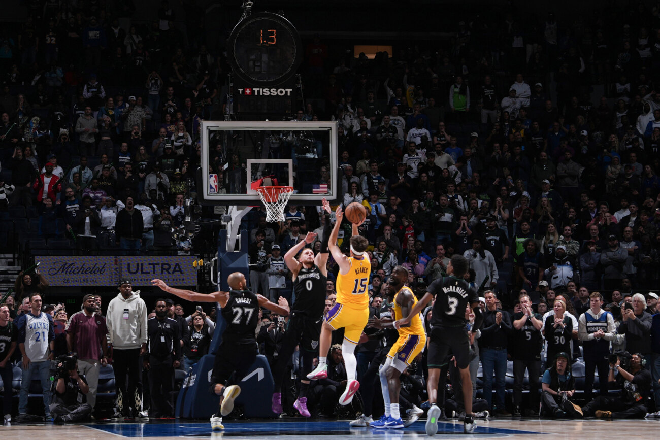 Reaves rescata a los Lakers en el último segundo