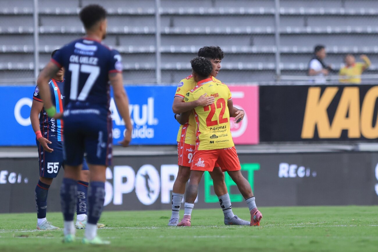 Un ex Olimpia y Libertad reaparece con doblete en el fútbol ecuatoriano